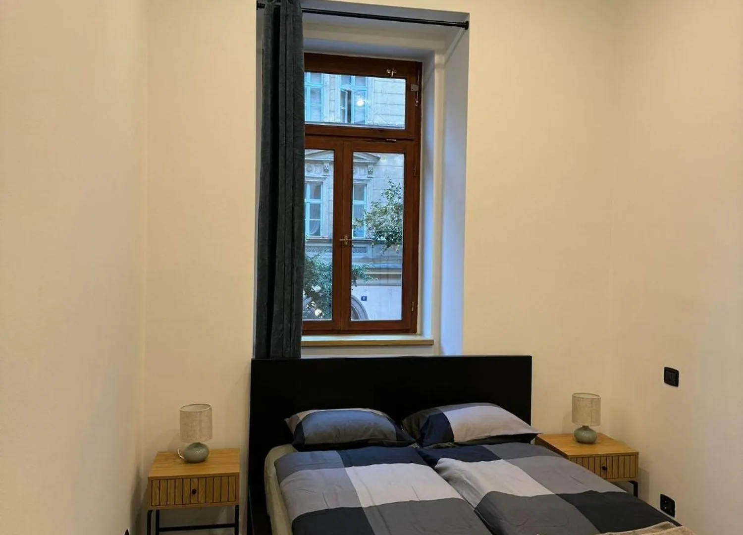 Cool Apartment With Small Balcony Near Florenc Praga