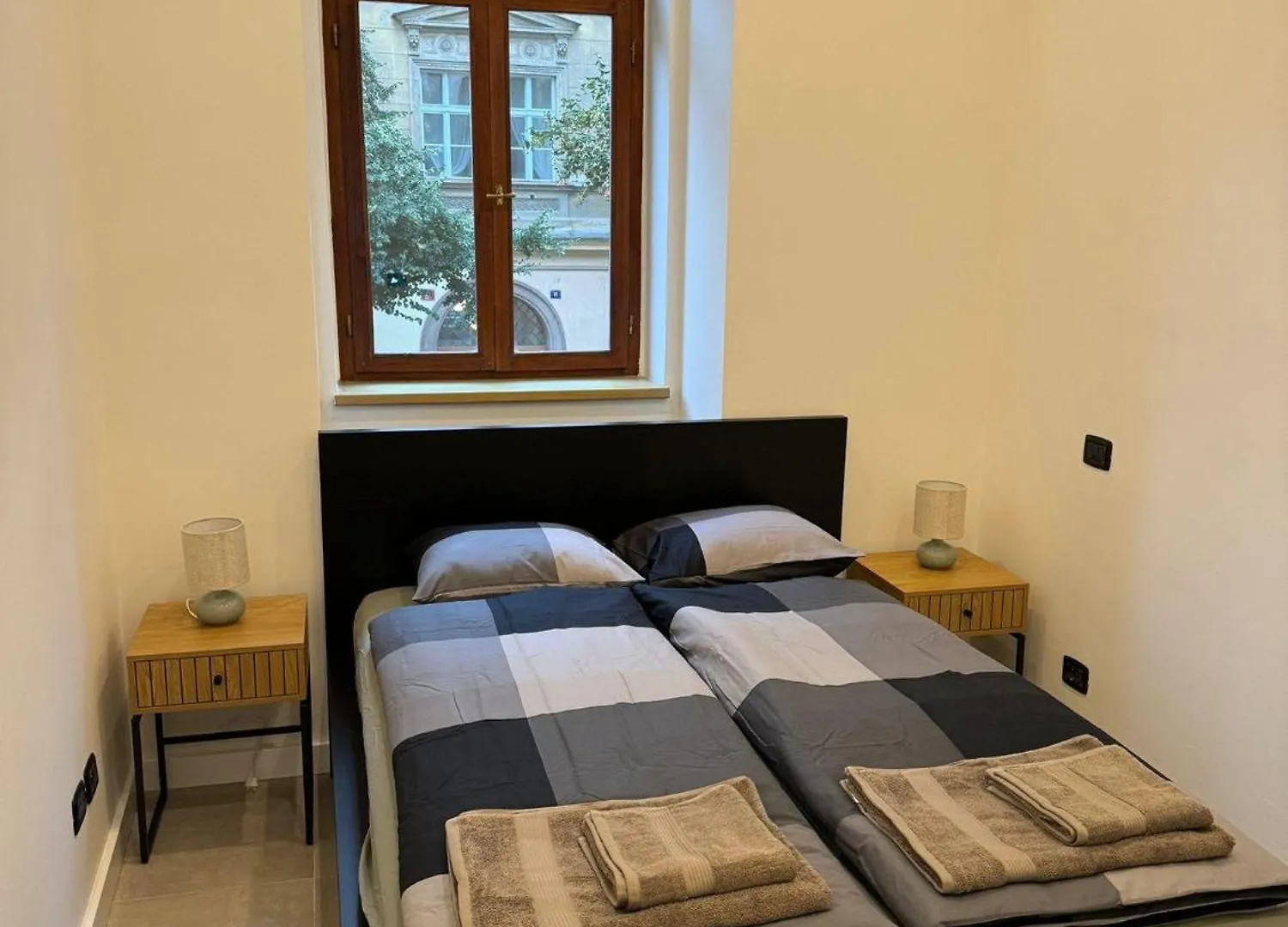 Cool Apartment With Small Balcony Near Florenc Praga 0*,  República Checa